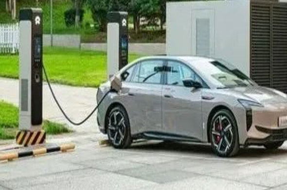 中国电动汽车销量预计2025年突破1200万辆，首次超越燃油车！！